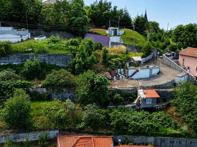 Terreno de 1.600 m2 com casa para recuperar e fantástica vista mar