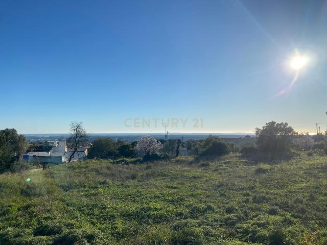 Terreno de 1.760 m² em Santa Bárbara de Nexe: Localização Privilegiada com Vistas Deslumbrantes para o Mar e Projeto Aprovado para Moradia de Luxo