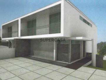 Terreno de 254m2 com viabilidade de construção de moradia T4 de 3 frentes