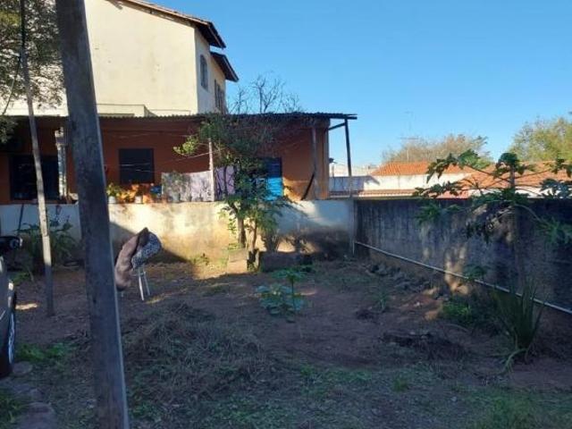 Terreno de 276 metros, plano, tem uma edícula e uma garagem coberta. Localizado próximo da Av. Elise