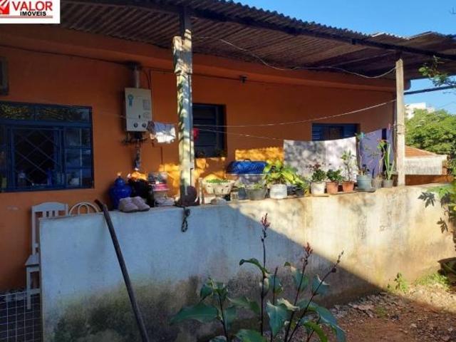 Terreno de 276 metros, plano, tem uma edícula e uma garagem coberta. Localizado próximo da Av. Elise
