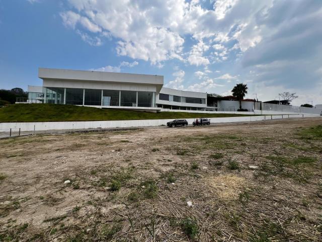 Terreno de 280 m2 Con demas?a EN VENTA a un costado del sal?n GLUCK