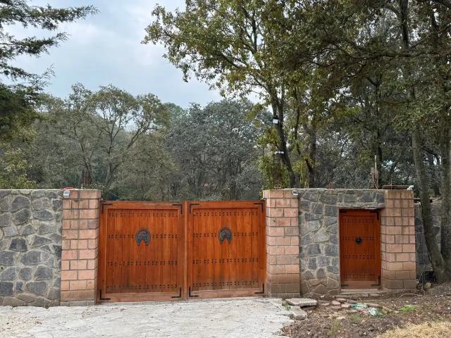 Terreno de 2000 m2 cercado y con acceso por 2 calles, con portón y cabaña, Mazatla, Jilotzingo