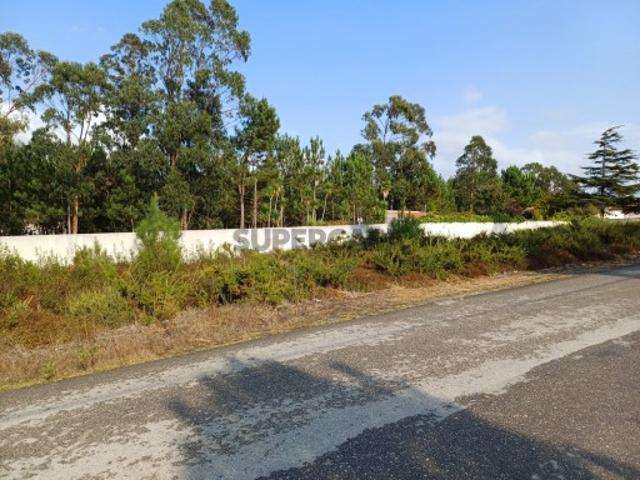 Terreno de 2100m2 com fácil acesso à Zona Industrial das Caldas da Rainha