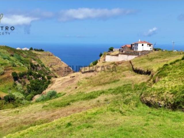 Terreno de 2.422 m² com vista para o mar na Ponta do Pargo