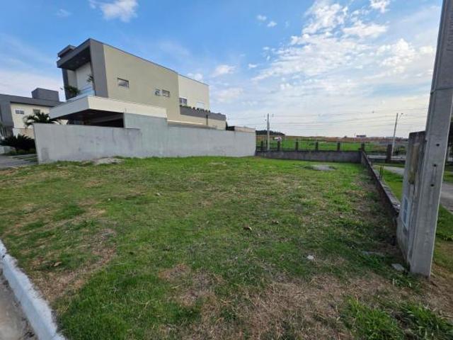 TERRENO DE 397,67M2 COM LEVE DECLIVE, VISTA LIVRE, PRIVACIDADE PARA SEU LAZER NO CONDOMINIO RESERVA