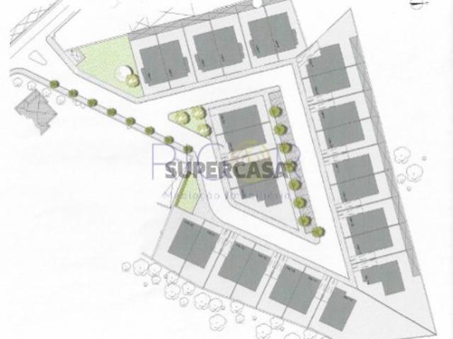 Terreno de 303m2 com viabilidade de construção de moradia T4 de 3 frentes