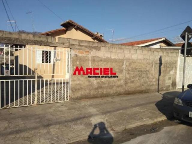 Terreno de 300 m² com casa antiga