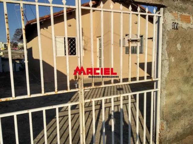 Terreno de 300 m² com casa antiga