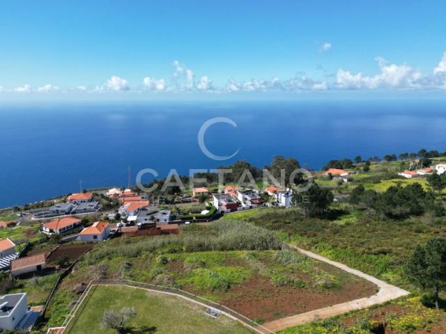 Terreno de 1800 m², Possibilidade de Construir Várias Moradias / Ótima Oportunidade de Investimento