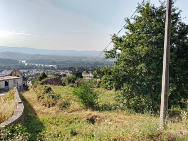 Terreno de 3.535 m² com Vistas Deslumbrantes para o Rio