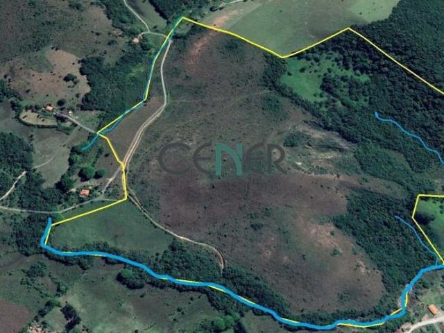 Terreno de 48 ha com lindo conjunto de cachoeiras