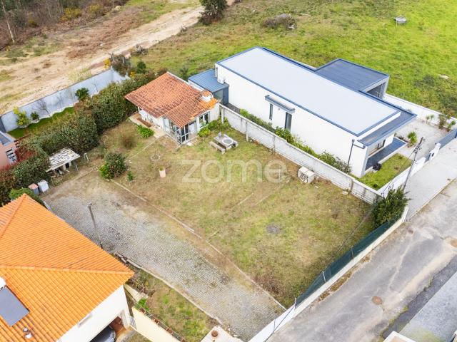 Terreno de 492m2 | Projetos Aprovados | Casa Isolada | 12 min de Braga