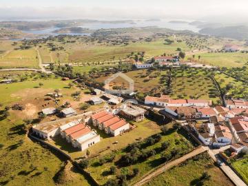 Terreno de 4000 m2 com construção | Aldeia de Alqueva