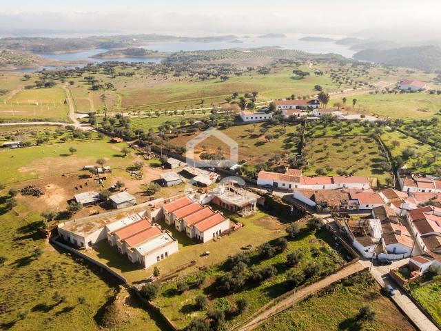 Terreno de 4000 m2 com construção | Aldeia de Alqueva
