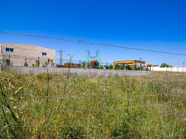 Terreno de 400 m2 para fins comerciais, em Odiáxere