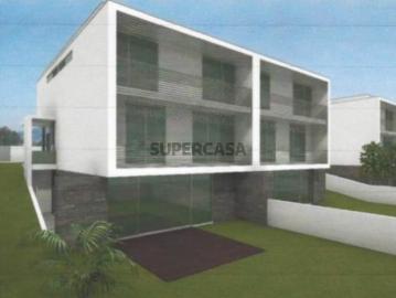 Terreno de 592m2 com viabilidade de construção de moradia T4 de 4 frentes