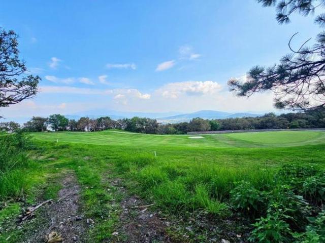 Terreno de 687 m² en venta en Cielo Country Club una parte colinda a campo de golf