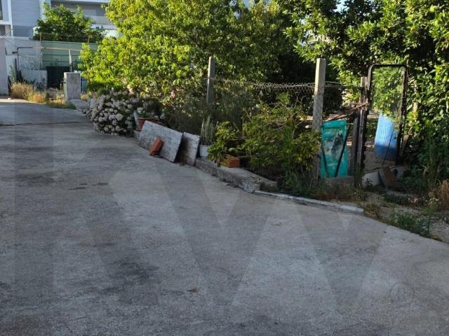Terreno de 690m2 com Benfeitoria no Montijo
