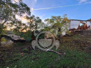 Terreno de 6,1 ha com Ruína