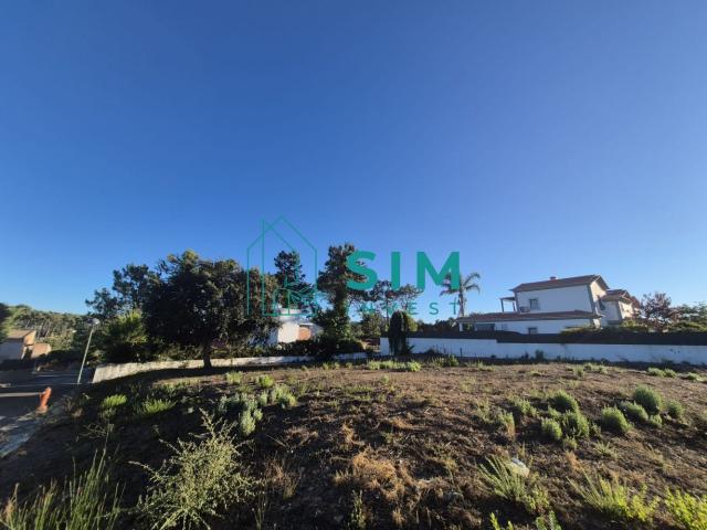 Terreno de 865 m2 numa zona privigelidia de Sesimbra na Quinta de Maça para uma construção de 300m2