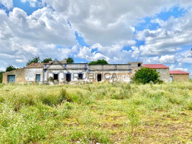 Terreno de 8,3 hectares para construção com vista mar Olhão