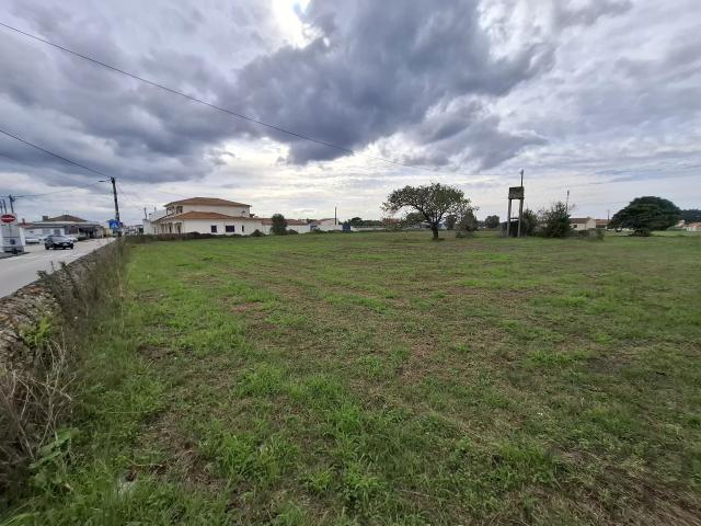 Terreno de 8.300 m² no centro da Marinha das Ondas