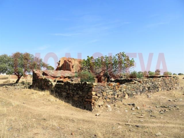 Terreno de 8 hectares, com ruína, nas proximidades do Alqueva