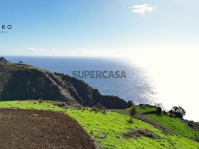 Terreno de 960 m² com Vista Mar nas Colinas Tranquilas da Fajã da Ovelha