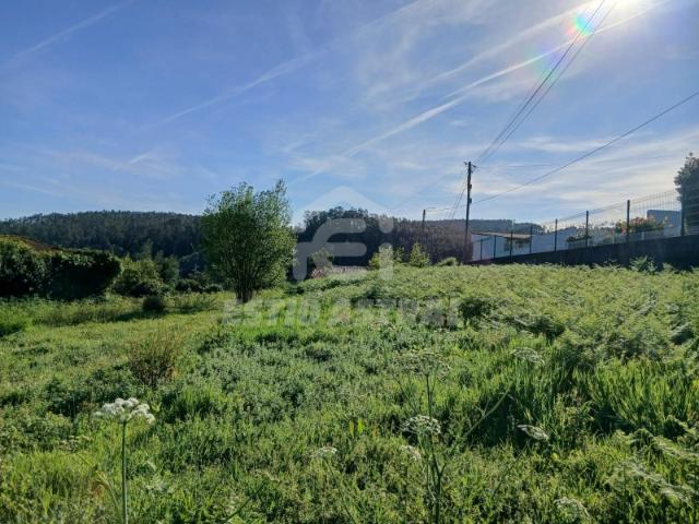 Terreno de 937 m2 p/Construção de Moradia de 4 Frentes