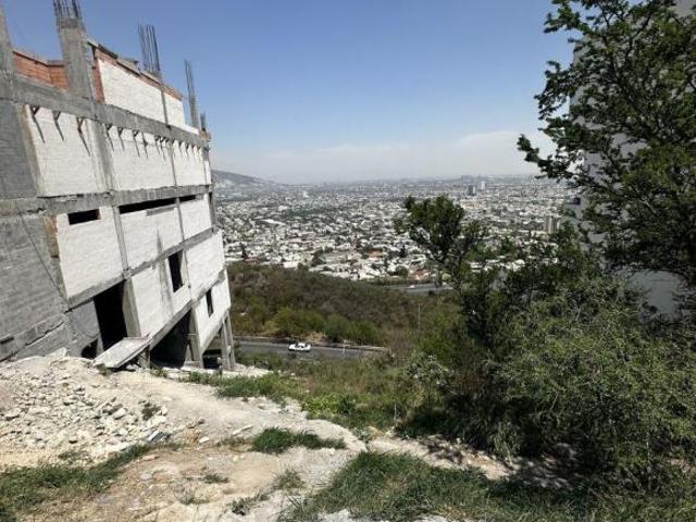 TERRENO DESCENDENTE EN VENTA EN COLINAS DE SAN JERÓNIMO