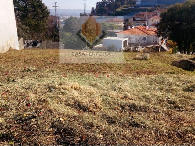 Terreno destinado a construção de moradia de 3 frentes Pedroso Sra. Do Monte
