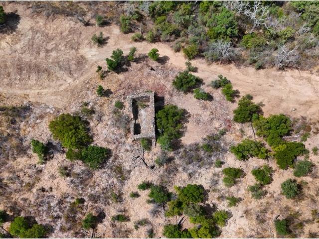 Terreno Exclusivo com Ruína e Vista Deslumbrante Perto de Salir, Algarve