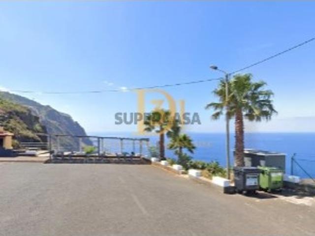 Terreno exclusivo com vista mar definitiva na Calheta