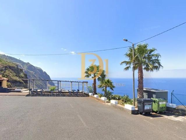 Terreno exclusivo com vista mar definitiva na Calheta