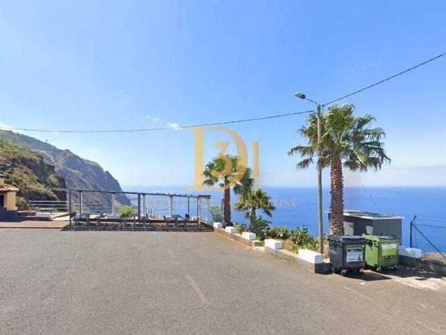 Terreno exclusivo com vista mar definitiva na Calheta