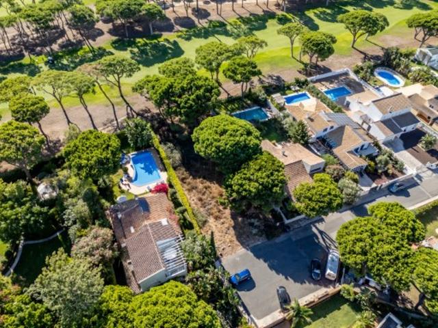Terreno Exclusivo de 920 m² Frente ao Golfe | Vilamoura