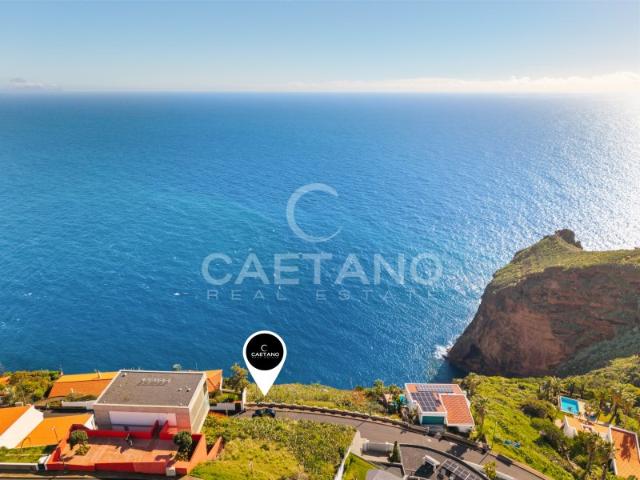 Terreno Exclusivo na Primeira Linha com Vista Icónica para o Cristo Rei Caniço