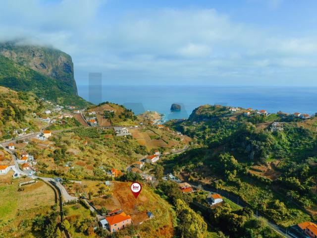 Terreno Exclusivo no Porto da Cruz: Onde a Montanha abraça o Mar