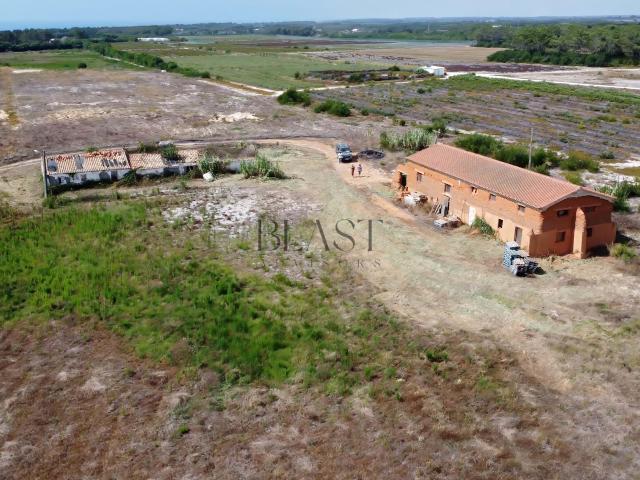 Terreno Expansivo com Projeto Aprovado para Centro de Retiro no Sul de Portugal
