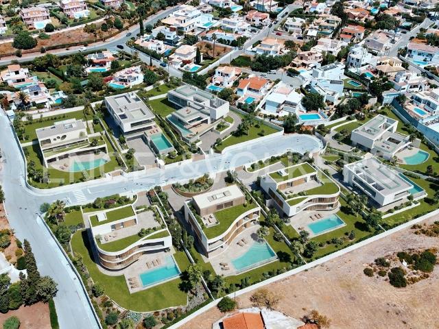 Terreno edificável de 2.095 m² para moradia contemporânea – Carvoeiro, Algarve