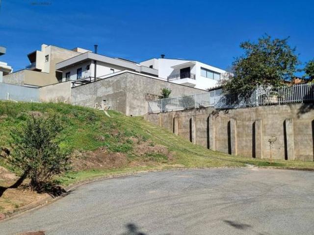 Terreno em aclive à venda no condomínio Jatobás