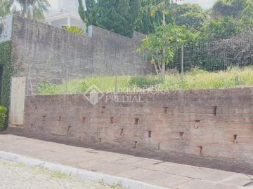 Terreno em aclive acima do nível da rua no Bairro Primavera, frente para sol da manhã