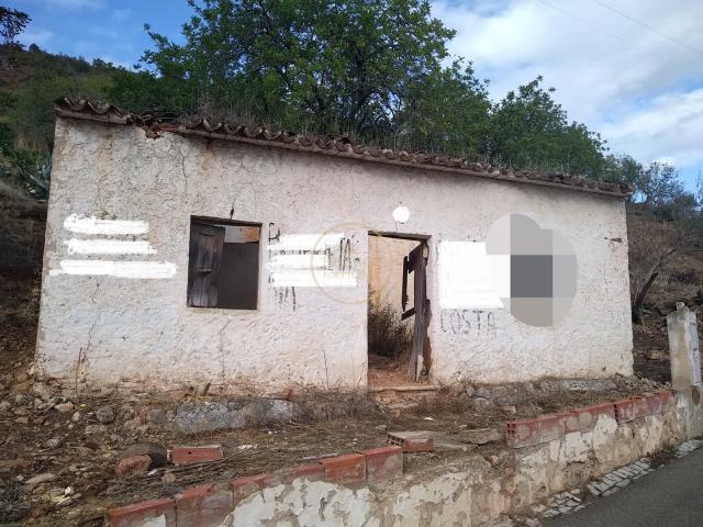 Terreno em Alte com 2.200 m2 no qual está inserida uma ruína com a área de 110 m2