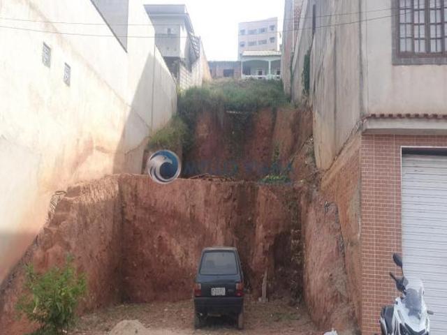 Terreno em bairro residencial em franca expansão de casas novas com 200 m2 em São Lourenço MG