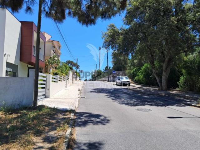Terreno em Charneca de Caparica e Sobreda