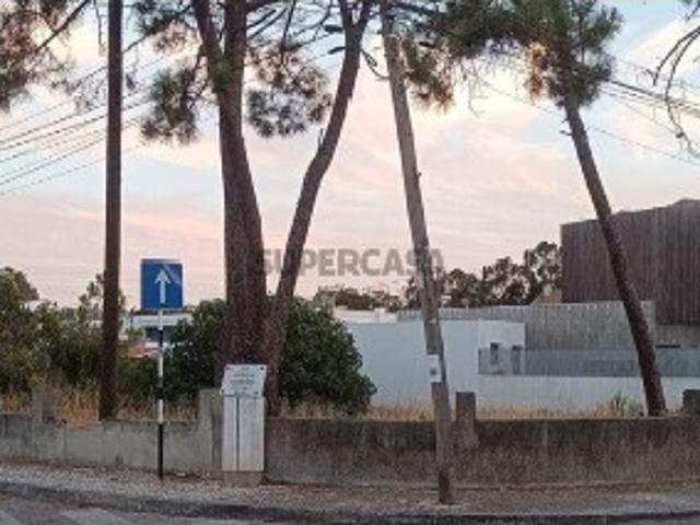 Terreno em Charneca de Caparica e Sobreda