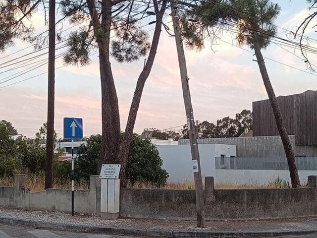 Terreno em Charneca de Caparica e Sobreda