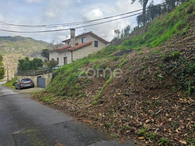 Terreno em Ferral Sidrós, com bons acessos e vista para a barragem