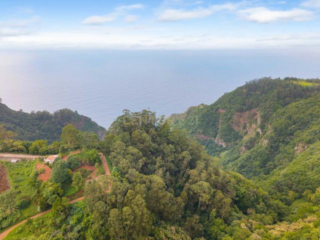 Terreno em São Jorge com Vistas ao Mar e Montanha Únicas